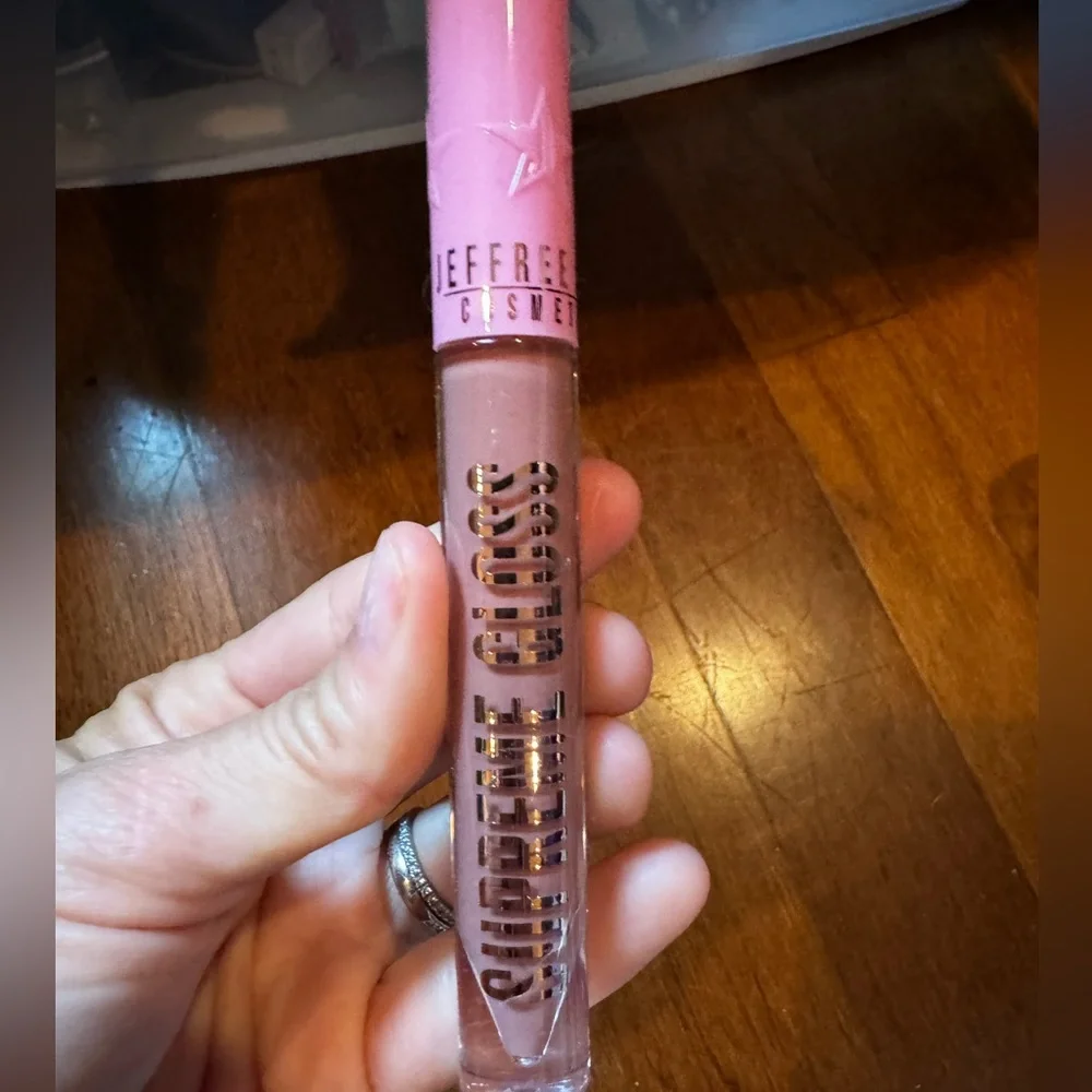 🌼house tour by Jeffree Star supreme gloss